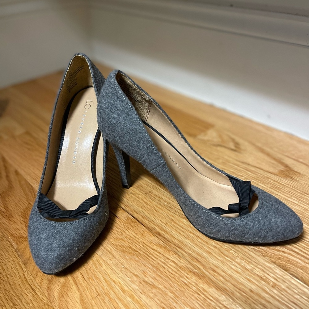 Lauren Conrad LC Gray wool pumps with black bow as 6.5
